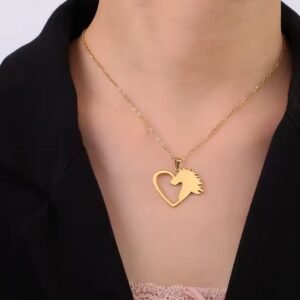 Collier avec pendentif tête de cheval accroché à un cœur