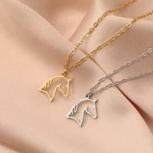 Collier avec pendentif tête de cheval avec crins en relief